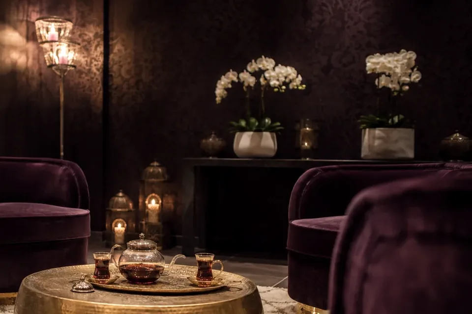 Elena — bekleme salonu, koltuklar ve ışık